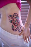 女生腰部潮流时尚的蛇与玫瑰花纹身图案
