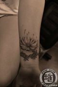 女生手腕潮流唯美的水墨莲花纹身图案