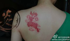 女生肩背潮流经典的图腾吉祥鹿纹身图案