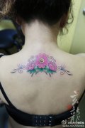 女生后背漂亮唯美的小花卉纹身图案