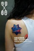 女生肩背漂亮时尚的星空六芒星纹身图案