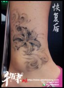 女生小腿唯美时尚的黑灰彼岸花纹身图案