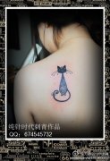 女生肩背小巧精美的图腾猫咪纹身图案