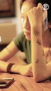 女生手臂潮流小巧的梅花纹身图案