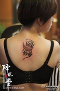女生后背唯美潮流的小蝴蝶纹身图案