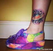 女生脚踝处小巧的彩色小星球星空纹身图案