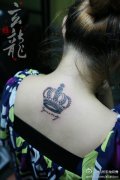 女生后背小巧唯美的黑灰皇冠纹身图案