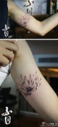 手臂内侧唯美潮流的黑灰莲花纹身图案