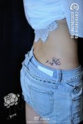 女生腰部小巧流行的皇冠纹身图案