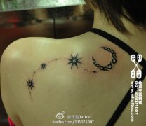 女生肩背小巧时尚的图腾月亮星星纹身图案