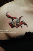 女生肩膀处小巧的贝壳与珍珠纹身图案