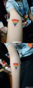 手臂一款小巧的三角纹身图案
