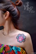 女生肩膀处小巧漂亮的彩色钻石纹身图案