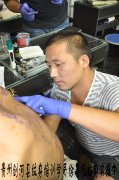 贵州纹身培训学员陈善植后背纹身图案真人实操中