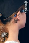 女生耳部小巧的小兔子纹身图案