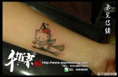 女生手臂可爱的小猫咪纹身图案