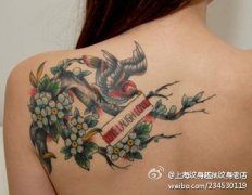 女生后背时尚潮流的樱花小燕子纹身图案