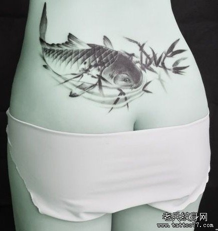 女人腰部水墨鱼纹身图案大全