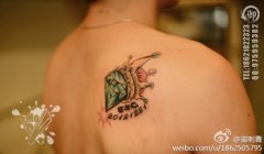 肩背潮流时尚的钻石皇冠纹身图案