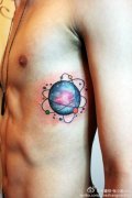 男生侧腰经典时尚的星空星球纹身图案
