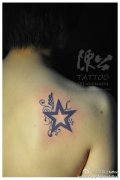 女生肩背时尚经典的图腾五角星纹身图案
