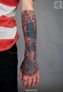 为四川一小伙打造的3D机械臂纹身作品遮盖旧纹身