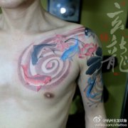 一款时尚唯美的半胛水墨鱼纹身图案分享