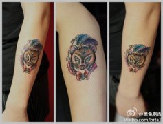 手臂时尚潮流的一款猫咪纹身图案