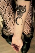 女生手臂时尚潮流的一款猫头鹰纹身图案