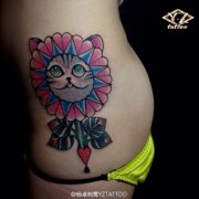 美女腰部可爱潮流的猫咪纹身图案