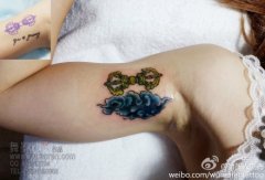 女生手臂内侧小巧的金刚杵与云纹身图案