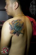 武汉专业纹身店喻迪打造的佛珠莲花纹身作品及寓意遮盖旧纹身图案