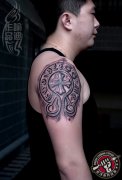 帅气的烙印浮雕纹身作品由武汉纹身师喻迪打造