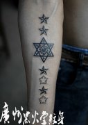 男生后背小巧潮流的五角星纹身图案