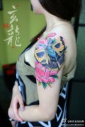 美女手臂漂亮潮流的彩色蝴蝶纹身图案