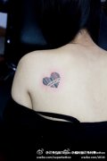 美女肩背潮流的爱心版的条形码纹身图案