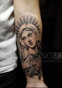 手臂潮流时尚的一款圣母玛利亚纹身图案