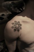 男生肩膀处经典时尚的点刺图腾纹身图案
