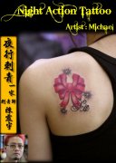 女生肩背小巧精美的蝴蝶结纹身图案