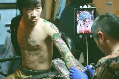 2013年11月28日老兵正在打造花臂人物纹身作品现场