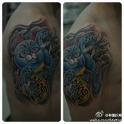 大臂上一款招财猫纹身图案
