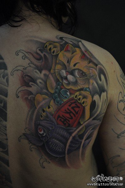 后背上一款金色的招财猫纹身作品