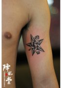 手臂内侧一款五芒星与八卦纹身图案