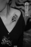 女生锁骨处时尚经典的蝙蝠纹身图案