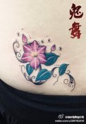 女生后腰唯美小巧的花卉纹身图案