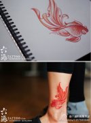 腿部一款彩色小金鱼纹身图案
