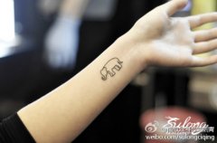 女生手臂可爱小巧的小象纹身图案