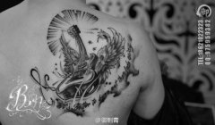肩背时尚经典的吉他纹身图案