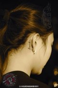 美女耳部小字母纹身作品一款由兵哥打造