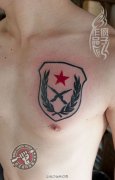 武汉纹身店疯子为一现役军人制作的胸口武警部队标志纹身作品